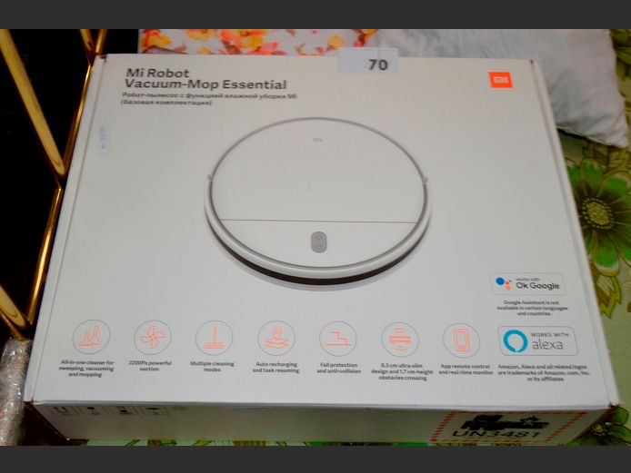 MI ROBOT VACUUM MOP [Switches on]