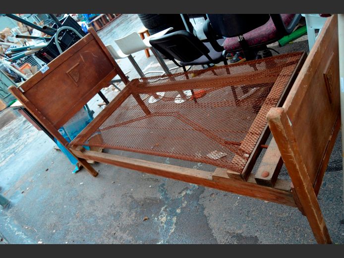 VINTAGE OAK SINGLE BED WITH HEAD- & FOOTBOARD [No mattress]