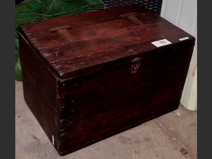 STAINED OREGON PINE KIST, 59 x 37 x 37cm