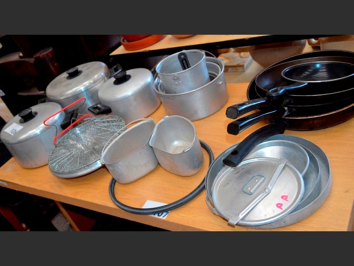 ALUMINIUM POTS WITH LIDS, FRYING PANS, etc