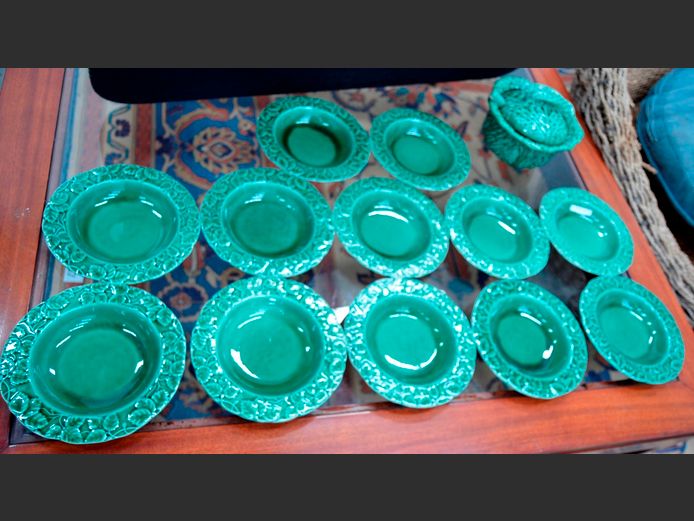 CABBAGE LEAF DESIGN SOUP TUREEN WITH LADLE & 12 MATCHING SOUP BOWLS