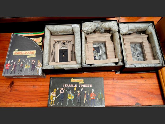 LOT: 3 x TIMOTHY RICHARDS ARCHITECTURAL FINE ART ORNAMENTS, etc