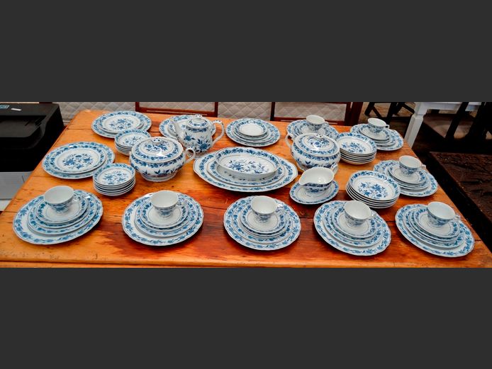 CHATHAM BLUE & WHITE 86-PIECE PART DINNER SERVICE [Handles to tureens broken]