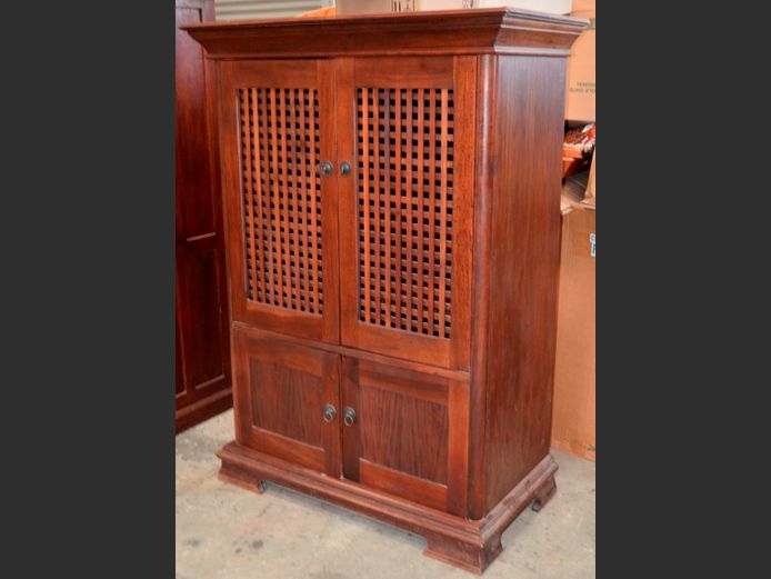 WETHERLY'S MAHOGANY 4-DOOR LATTICE FRONT TV CABINET, 115 x 60 x 141cm