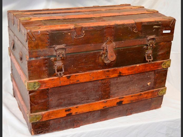 VINTAGE WOODEN KIST WITH METAL DETAIL, 77 x 47 x 54cm