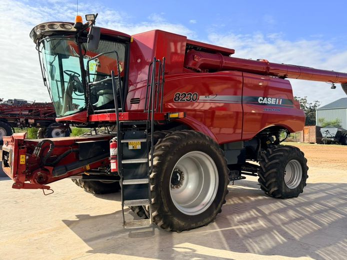 CASE IH 8230 COMBINE