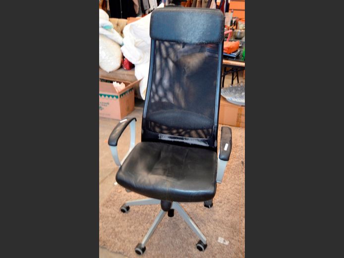 BLACK SWIVEL OFFICE CHAIR