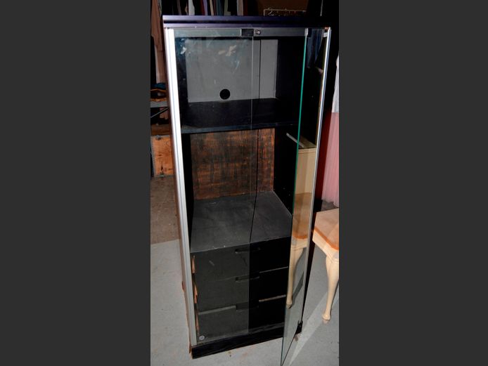 SAPELE MAHOGANY 2-DOOR, GLASS FRONT HI-FI CABINET, 49 x 42 x 129cm
