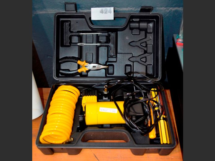 AUTOGEAR 12V AIR COMPRESSOR IN CASE [Untested]