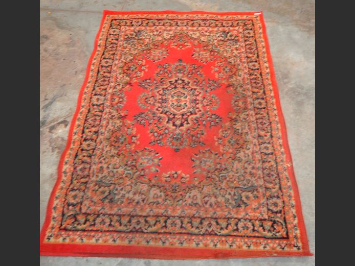RED & BLACK PERSIAN STYLE CARPET, 170 x 119cm [Needs a clean]