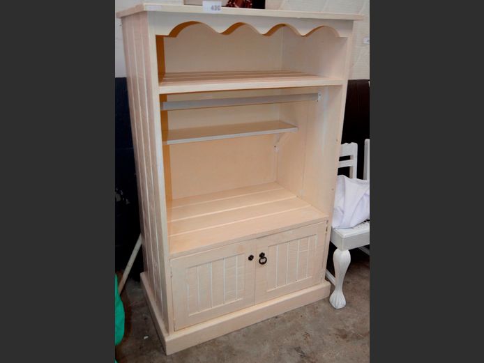 WHITE PAINTED 2-DOOR TV CABINET, 96 x 58 x 153cm [Handle to 1 door needed]