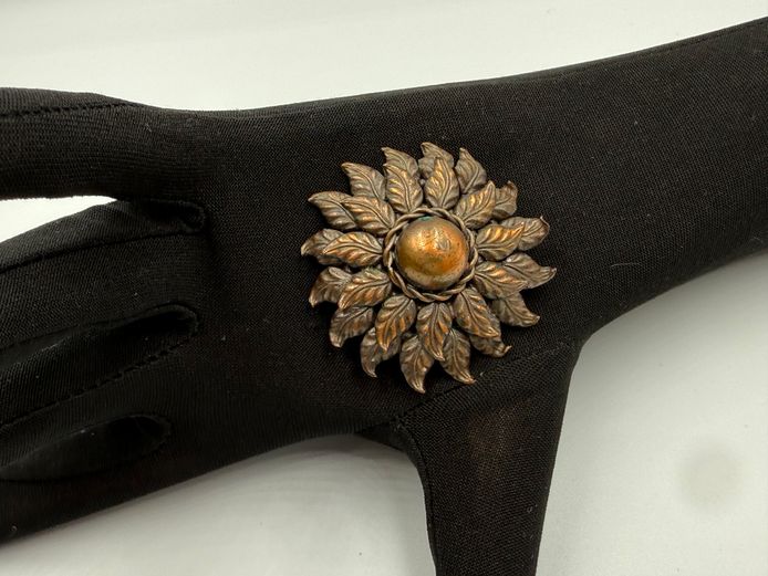 Vintage brass flower design brooch