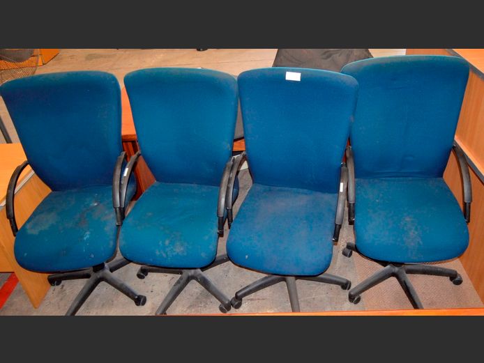 SET OF 4 BLUE SWIVEL OFFICE CHAIRS [Need a clean]