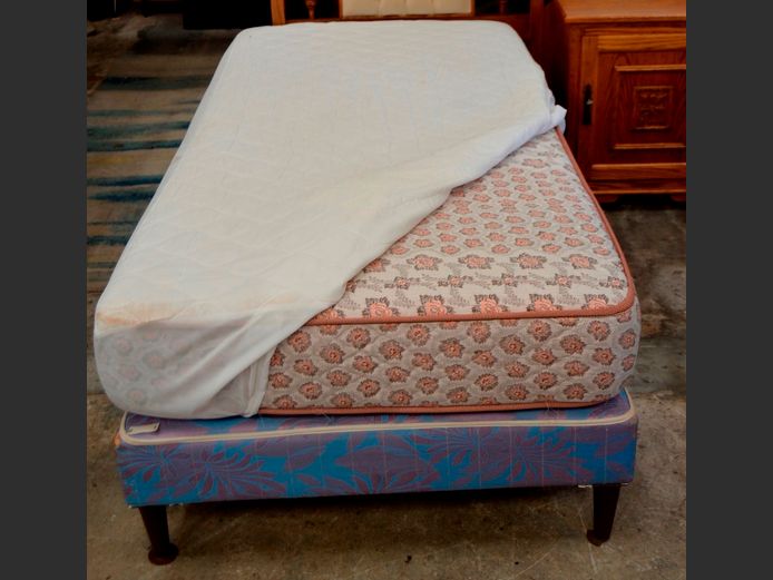 YORK SINGLE MATTRESS ON BASE