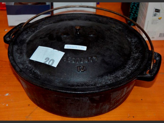 BEST DUTY NO. 12 FLAT BOTTOMED CAST IRON POT WITH LID, 31cm Diameter