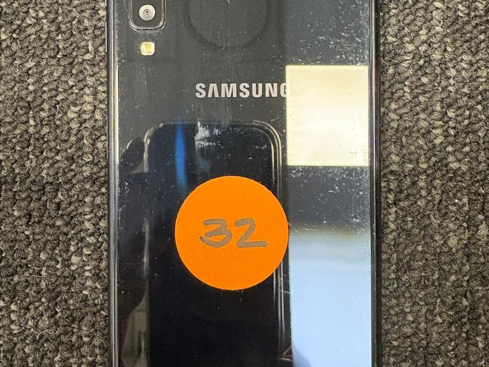 32 - Samsung Galaxy A7