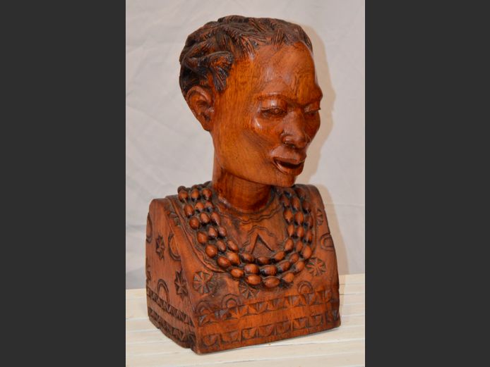 CARVED BUST OF A MALAWIAN LADY BY WILLIAM, 28 x 18 x 48cm