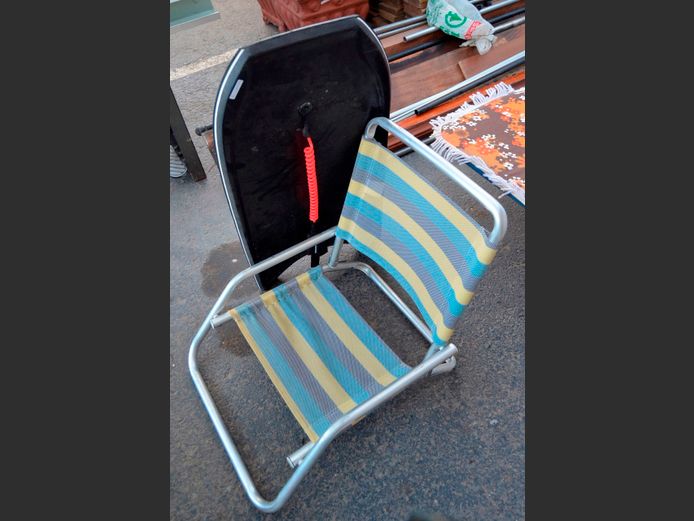 LOT: BEACH CHAIR & BOOGIE BOARD