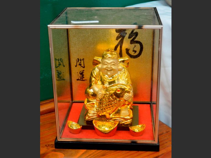 "GOLD" BUDDHA ORNAMENT IN CASE, 18.5cm x 16 x 23.5cm