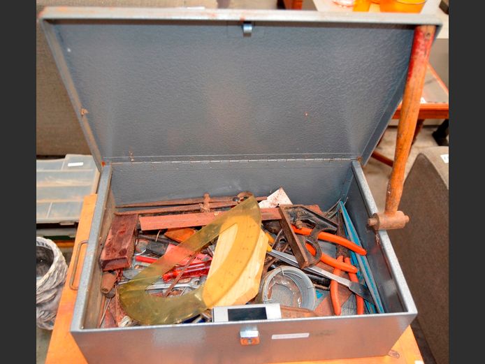 GREY METAL TOOLBOX WITH CONTENTS, 41 x 27 x 13cm