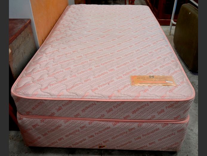 SEALY POSTUREPEDIC SINGLE BED SET WITH PINE HEADBOARD