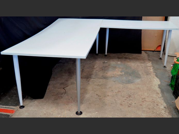 WHITE L-SHAPED DESK, 215 x 210 x 73cm [Bowed]