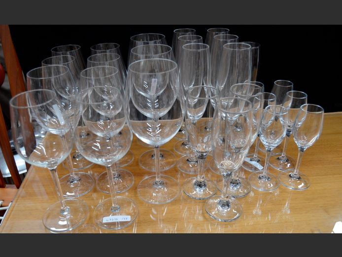 ASSORTED DRINKING GLASSES: WINE, CHAMPAGNE FLUTES, etc