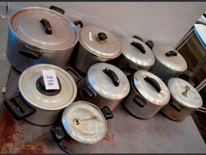 LOT: HART ALUMINIUM POTS WITH LIDS & OTHERS