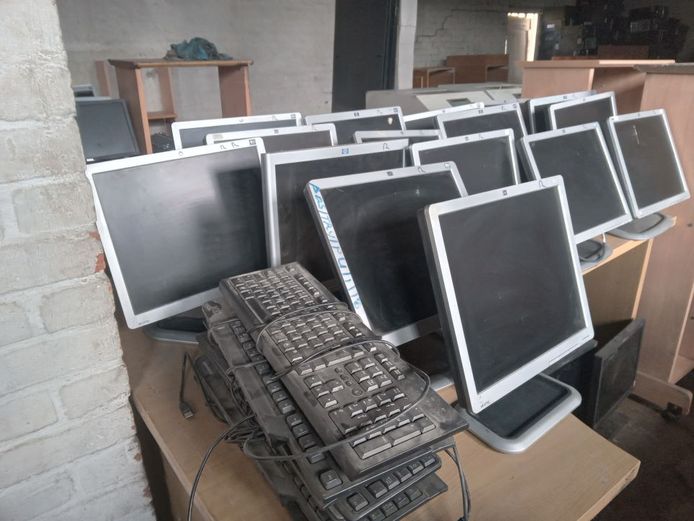 Assorted monitors & keyboards