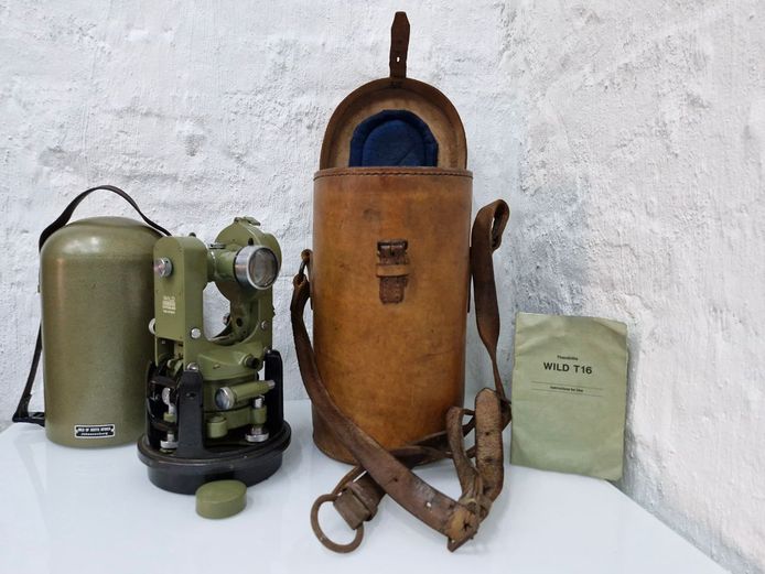 1960's Wild Heerbrugg T16 Theodolite with Leather Carry Case and Manual