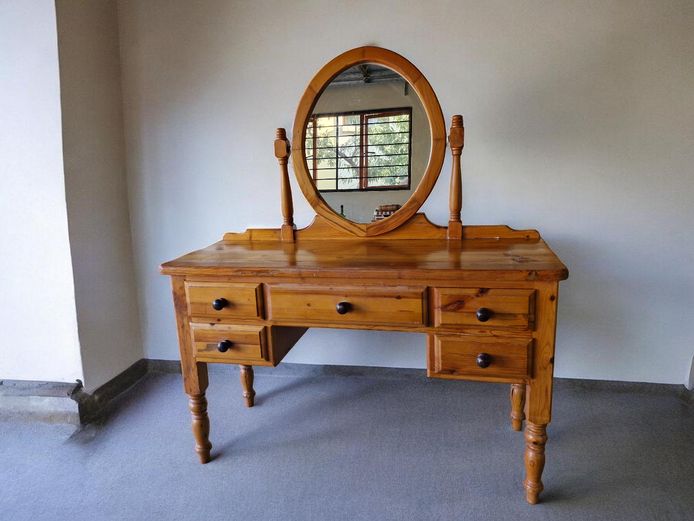 Charming Classic Style Pine Dressing Table