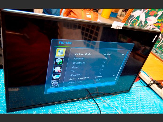 BLAUPUNKT 40" TV WITH BRACKET [Switches on, untested further] ### LICENCE PLEASE ###