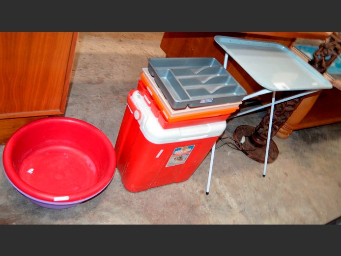 TV TRAY TABLE, WASH BASINS, CUTLERY TRAYS & A COOLER BOX