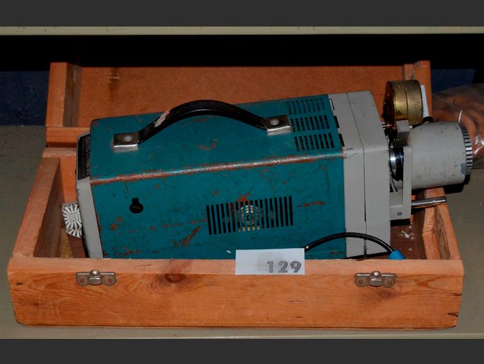 VINTAGE PROJECTOR IN CASE [Switches on, untested further]