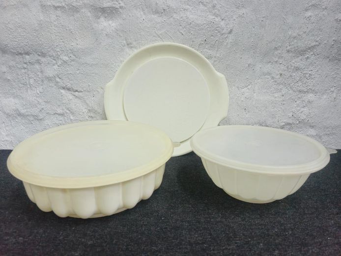 Tupperware Jel-Ring Mold Set with Serving Tray & Lids