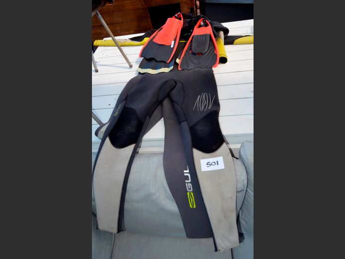 LOT: 2 x PAIRS FINS & 2 x WETSUITS [11,15]