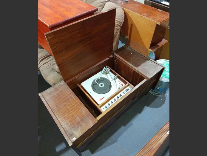 PHILIPS RADIOGRAM IN IMBUIA FINISH CABINET, 108 x 52 x 53cm [Untested]