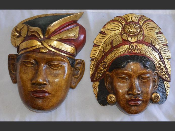 SET OF 2 CARVED & HAND PAINTED INDIAN MASKS, 25 x 20cm & 25 x 20cm