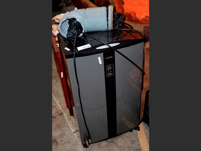 LOGIK PORTABLE AIR CONDITIONER WITH PIPE [Switches on]
