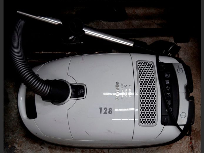 MIELE VACUUM CLEANER [Switches on, untested further]
