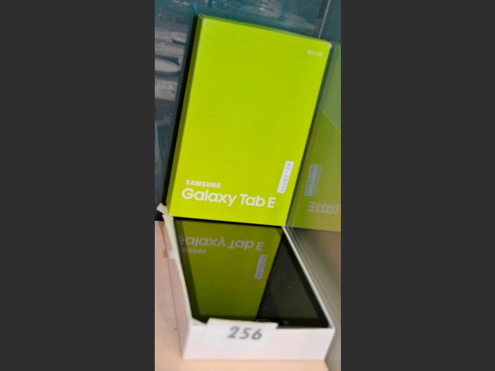 SAMSUNG GALAXY TAB E [Switches on, screen cracked]