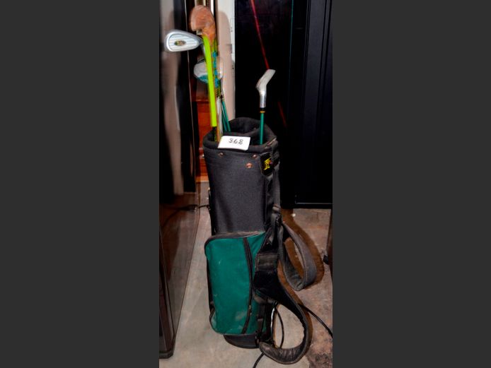 CHILDREN'S GOLF BAG WITH CLUBS & A HOCKEY STICK