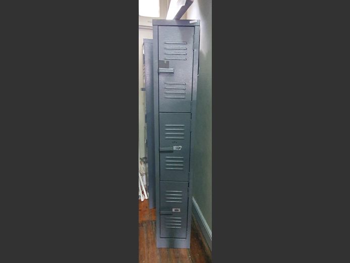 GREY METAL 3-DOOR STAFF LOCKER, 45 x 30 x 180cm