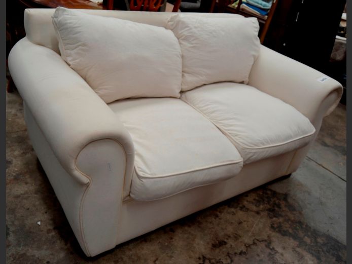 WHITE UPHOLSTERED 2-SEATER COUCH [#: 422900634]