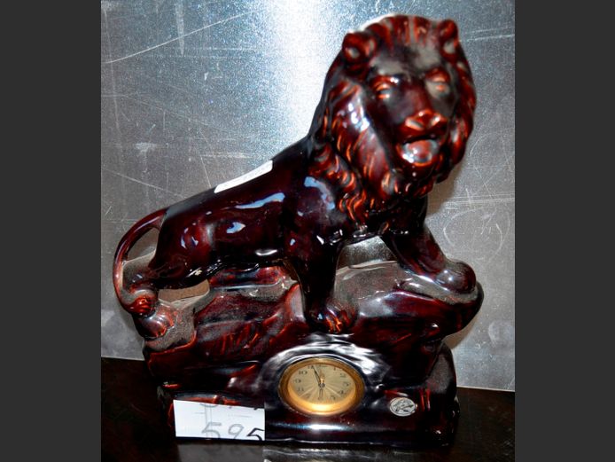 VINTAGE CERAMIC LION MANTLE CLOCK, 27 x 8 x 31cm
