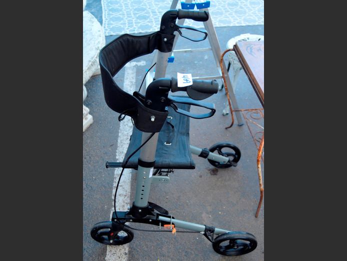MOBILITY WALKER WITH SEAT