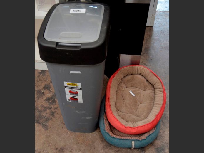 LOT: 2 x CAT BEDS & 2 x ADDIS BINS [36,37]