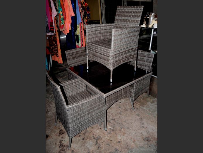 DECO MONACO GREY ALL WEATHER WICKER GLASS TOP PATIO TABLE WITH 4 MATCHING CHAIRS, 90 x 90 x 72cm