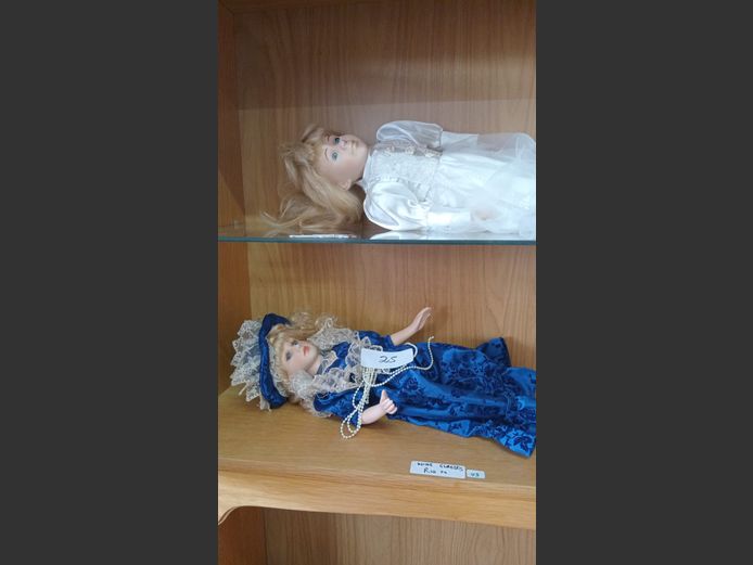 4x porcelain dolls