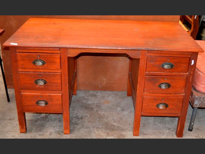 STAINED OAK 6-DRAWER DESK WITH METAL CUP HANDLES, 137 x 75 x 76cm